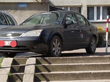 Parkowanie przy wieżowcu w ten sposób - to częsty widok. Dla właściciela - karny k.... Parkowanie przy wieżowcu w ten sposób - to częsty widok. Dla właściciela - karny k....