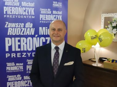 Michał Pierończyk zadowolony podczas wieczoru wyborczego Michał Pierończyk zadowolony podczas wieczoru wyborczego