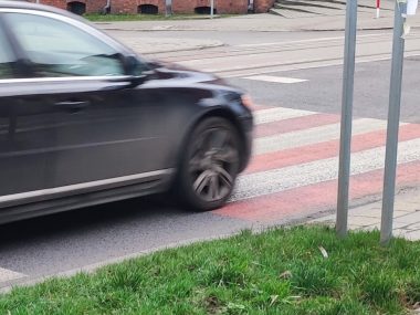 Dziś rano w Bielszowicach kierowca czarnego samochodu potrącił na przejściu 7-latka Dziś rano w Bielszowicach kierowca czarnego samochodu potrącił na przejściu 7-latka
