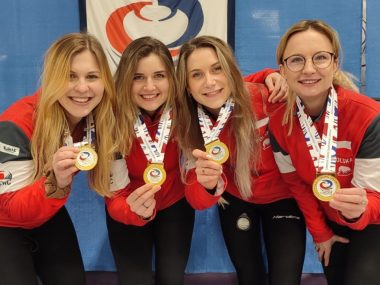 Curlingowe Złotka - Aneta Lipińska, Ewa Nogły, Marta Leszczyńska, Magdalena Kołodziej. Curlingowe Złotka - Aneta Lipińska, Ewa Nogły, Marta Leszczyńska, Magdalena Kołodziej.