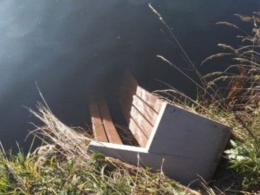Wandale wrzucili ławkę do stawu Wandale wrzucili ławkę do stawu