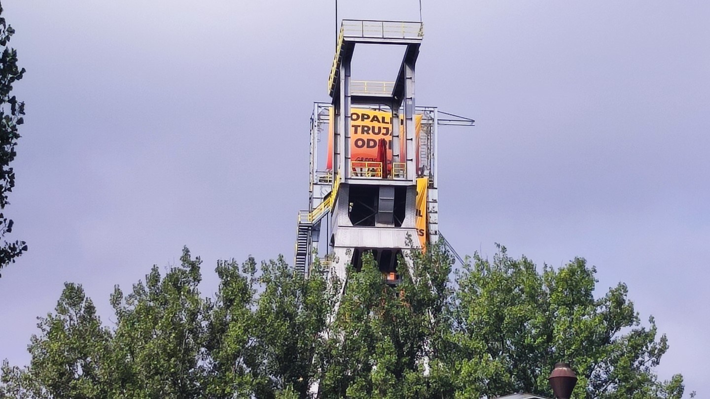 Banery Greenpeace pojawiły się na szybie kopalni