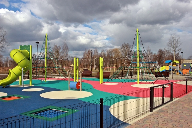 Plac zabaw na zrewitalizowanym terenie byłej koksowni Orzegów