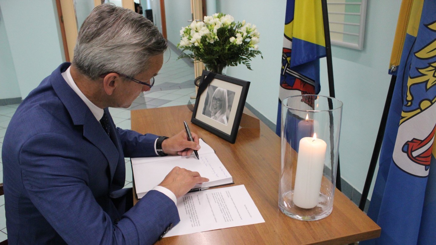 Wiceprezydent Krzysztof Mejer jako pierwszy wpisał się do księgi kondolencyjnej