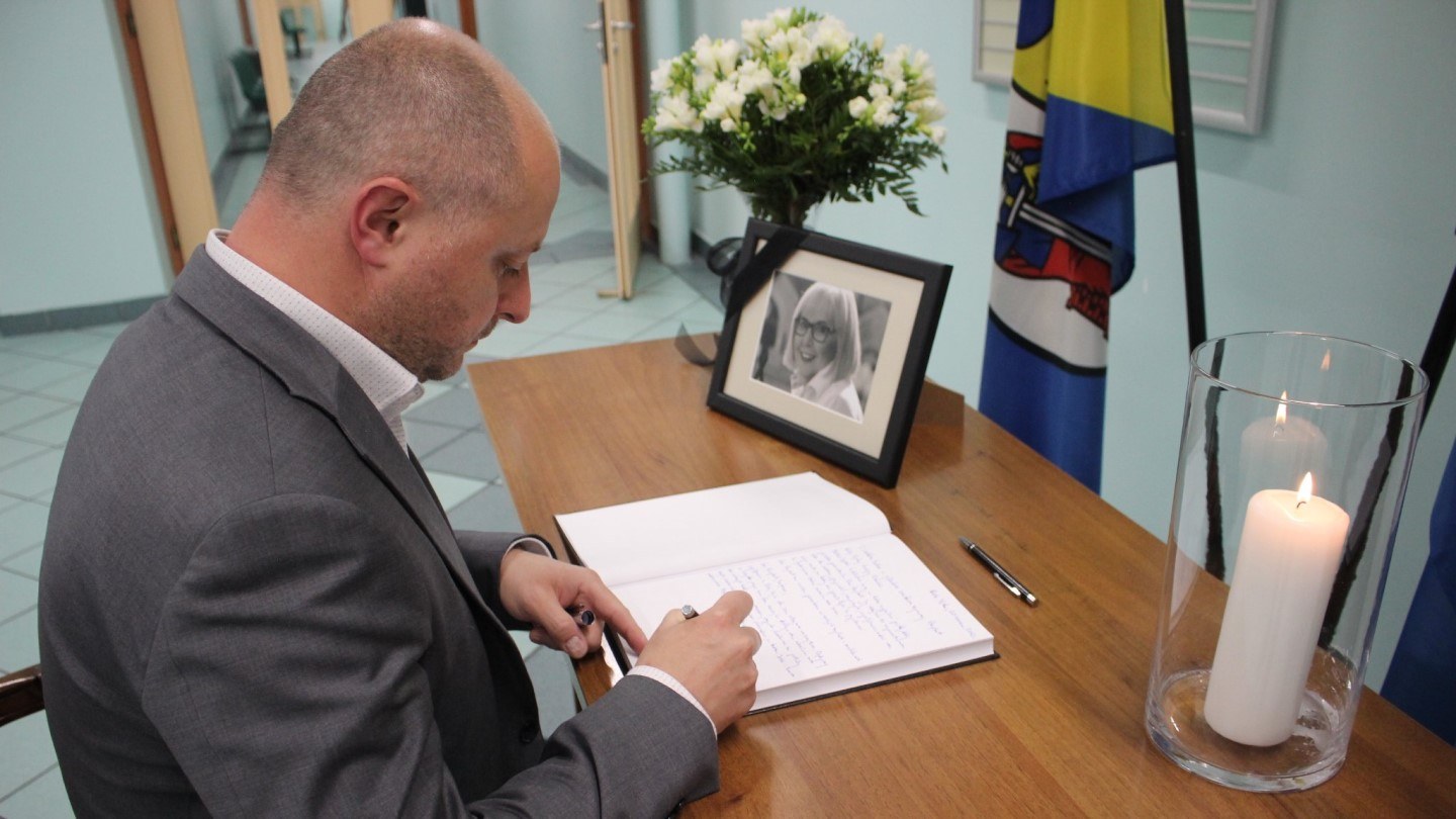 Michał Pierończyk składa podpis w księdze kondolencyjnej