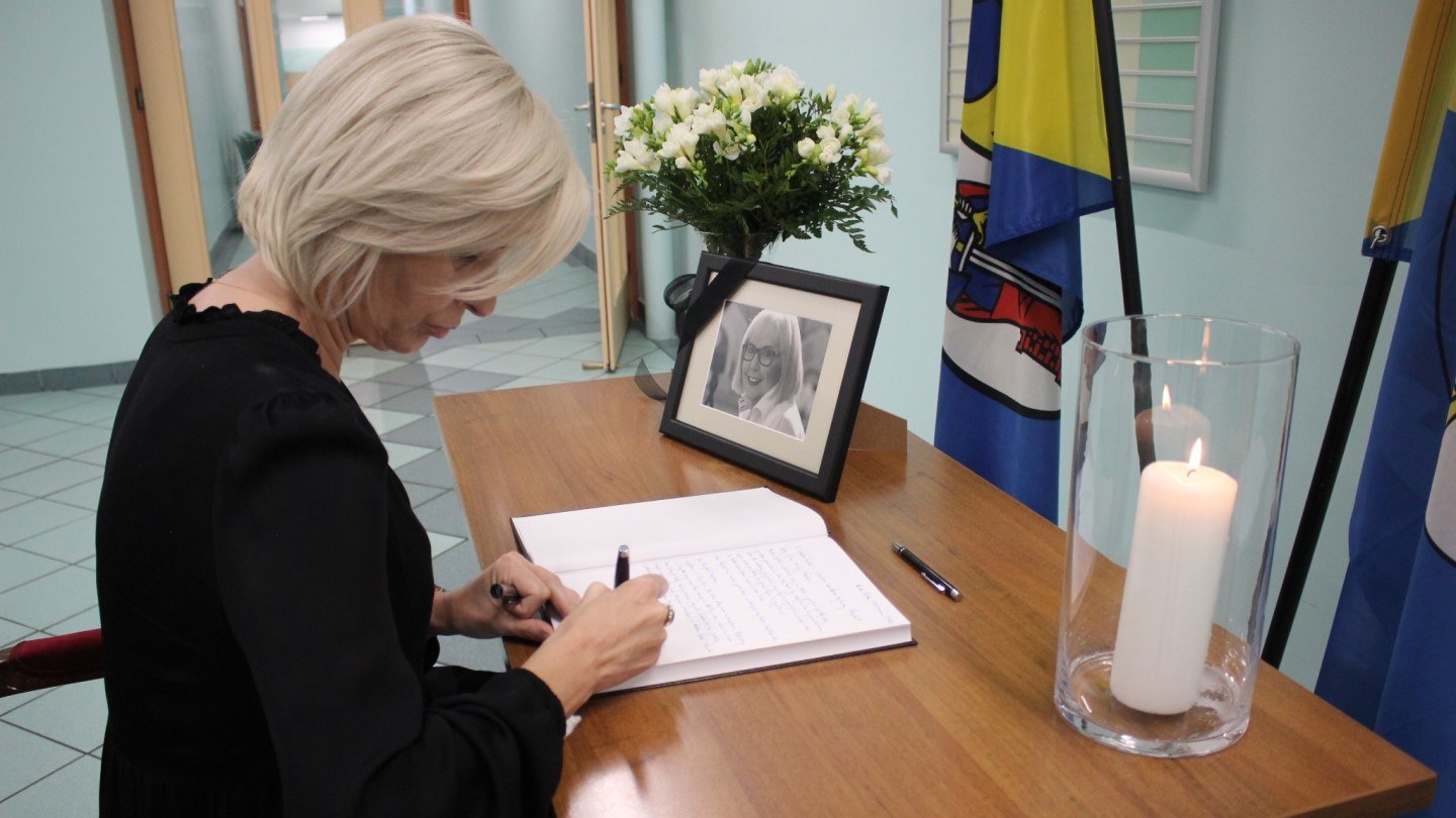 Anna Krzysteczko podpisuje kondolencje w imieniu zarządu miasta
