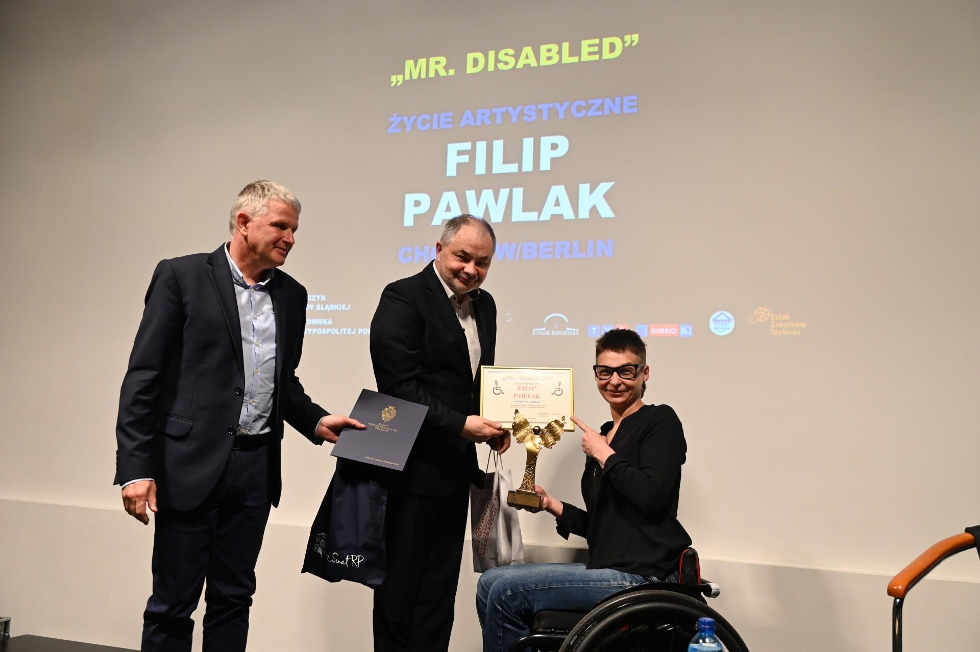 Filip Pawlak odebrał statuetkę za działalność artystyczną