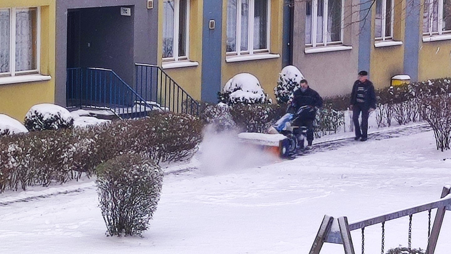 Choć warczą od rana - chodniki odśnieżone