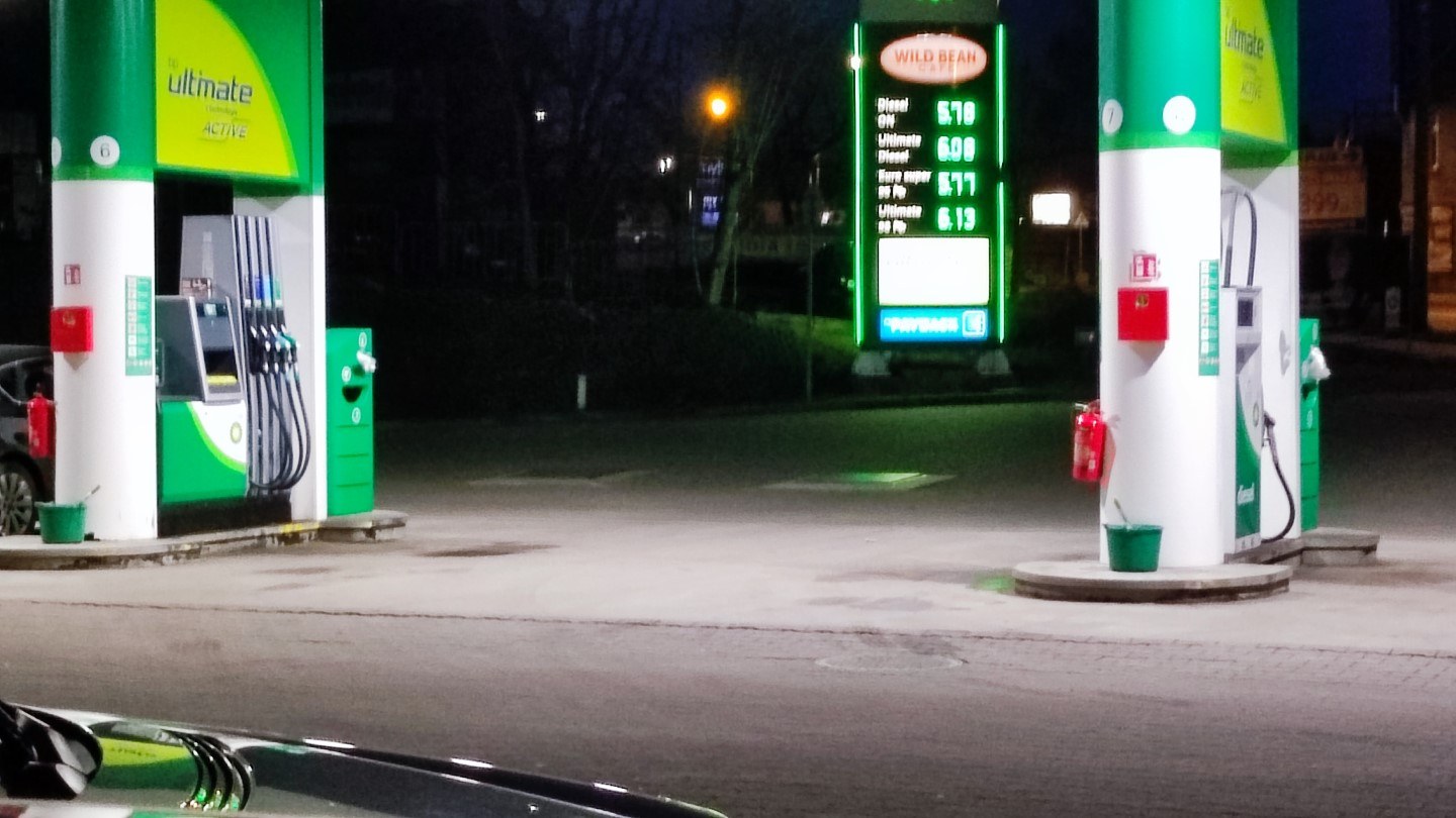 W piątek rano kolejek do dystrybutorów nie było