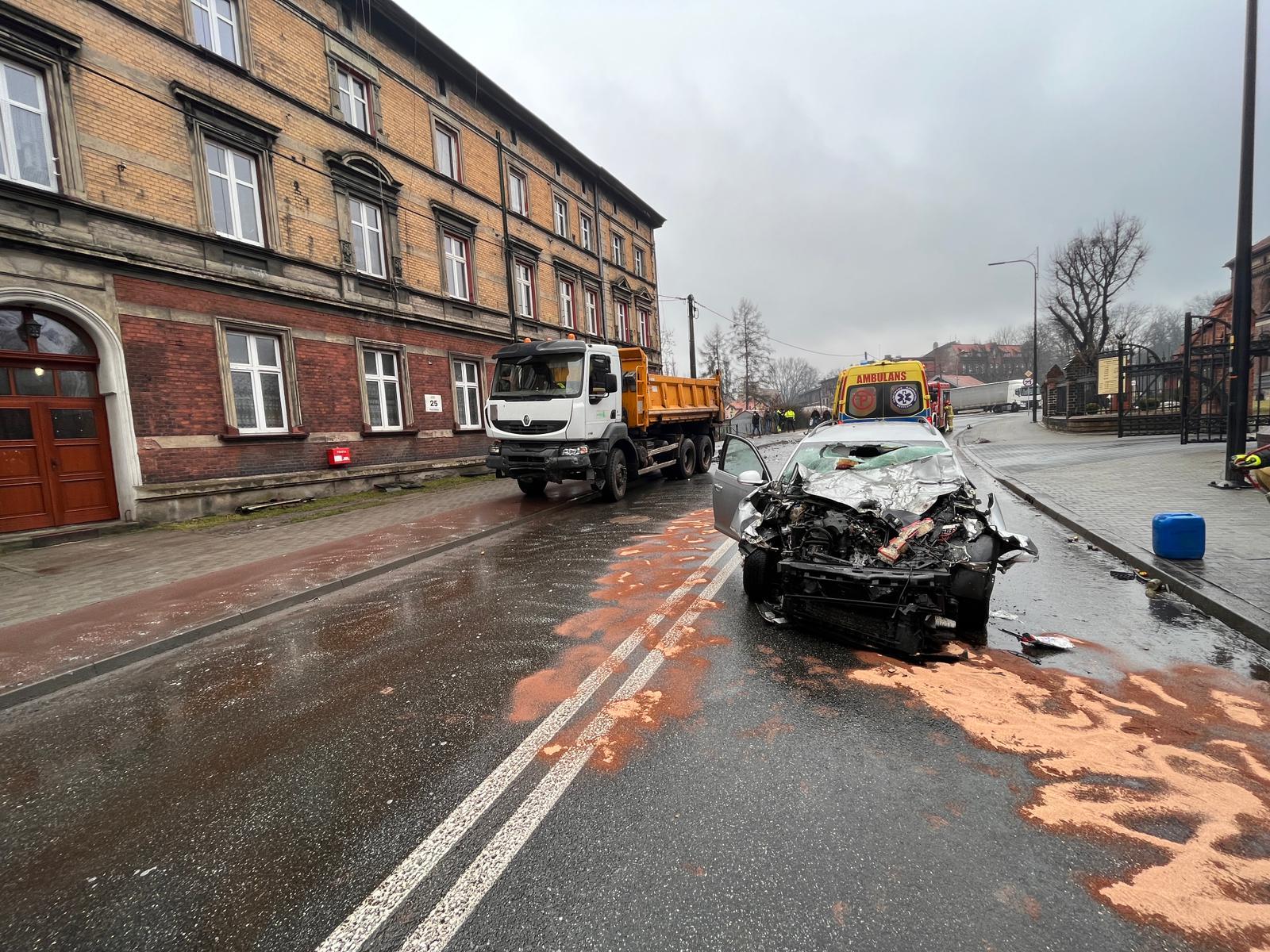 Kierujący golfem z licznymi obrażeniami trafił do szpitala