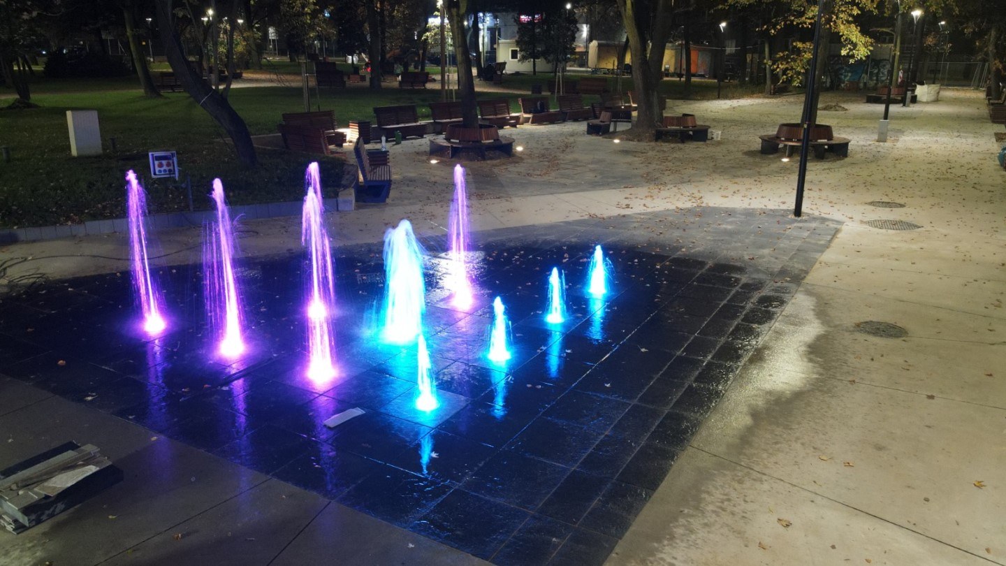 Podświetlona fontanna robi wrażenie po zmroku