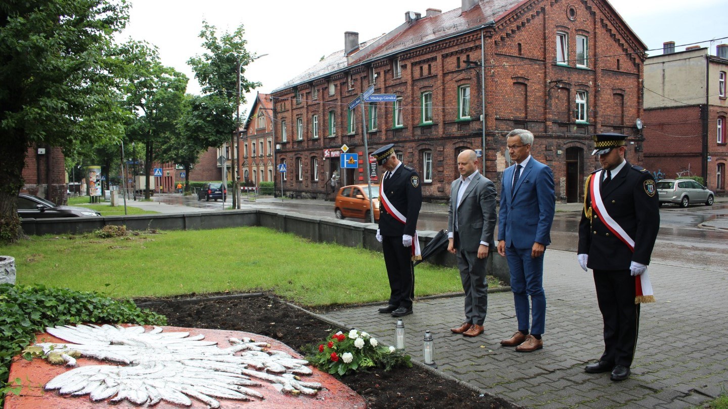 Wiceprezydenci Rudy Śląskiej złożyli wieńce i znicze przy rudzkich miejscach upamiętniających powstania