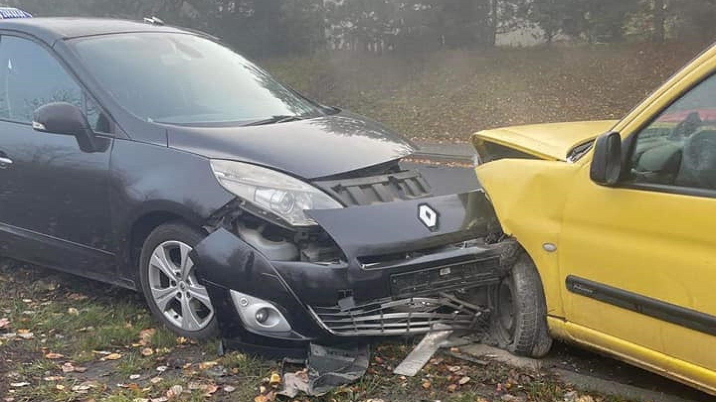 O poranku już zderzenie w Goduli. Kierowca wpadł w poślizg