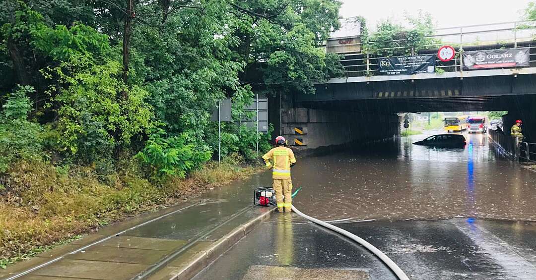 Ruda Śląska po wczorajszym deszczu. Policjanci zalecają ostrożność na drogach