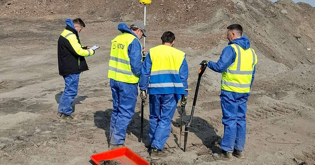 Pobierali próbki gleby z gaszonej hałdy w Rudzie Śląskiej