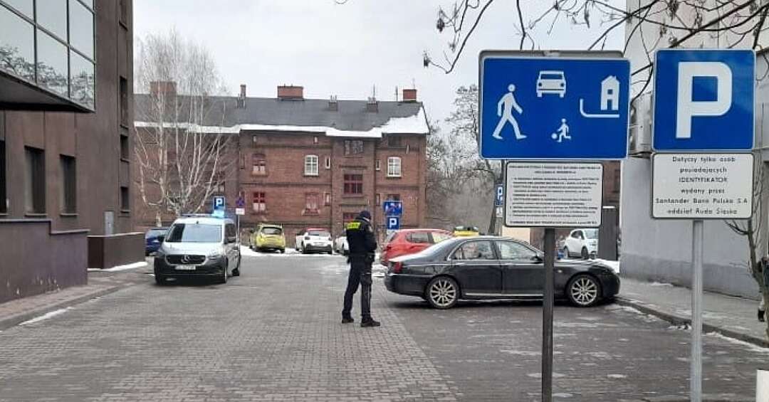 Coraz więcej kierowców ukaranych za parkowanie przy banku w Nowym Bytomiu