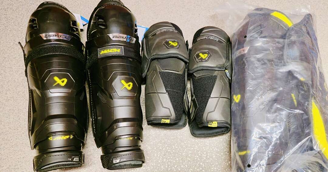 Sprzedawał podróbki sprzętu hokejowego. 23-latek usłyszał zarzuty