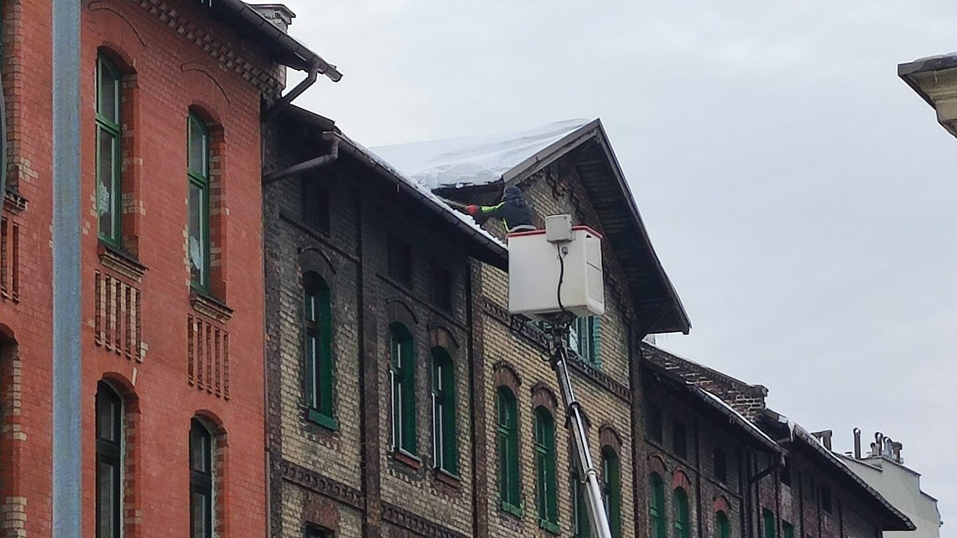 Odsniezanie dachow ruda slaska Odsniezanie dachow ruda slaska