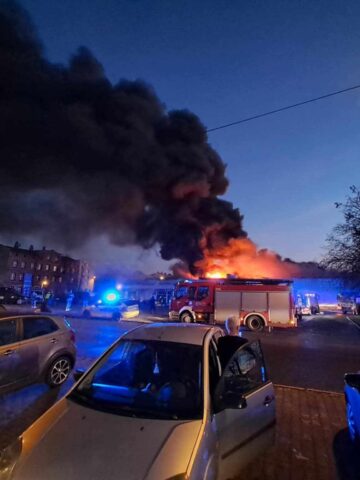 Pożar sklepu z odzieżą w Wirku. Z żywiołem walczy 20 zastępów Straży Pożarnej Pożar sklepu z odzieżą w Wirku. Z żywiołem walczy 20 zastępów Straży Pożarnej