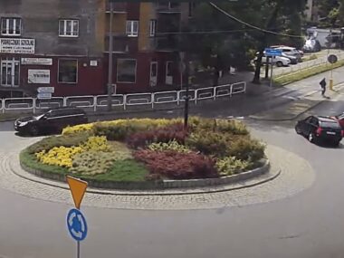 I coś narobił? Kolizja dwóch samochodów na rondzie w Wirku Rondo wirek kolizja lipiec