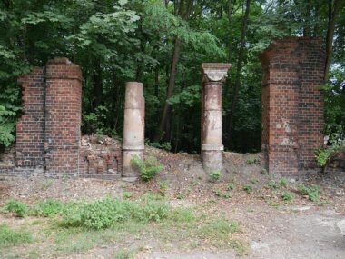Opuszczone kopalnie, dzika zieleń i śląska Atlantyda Wejscie do cechowni kopalni Brandenburg